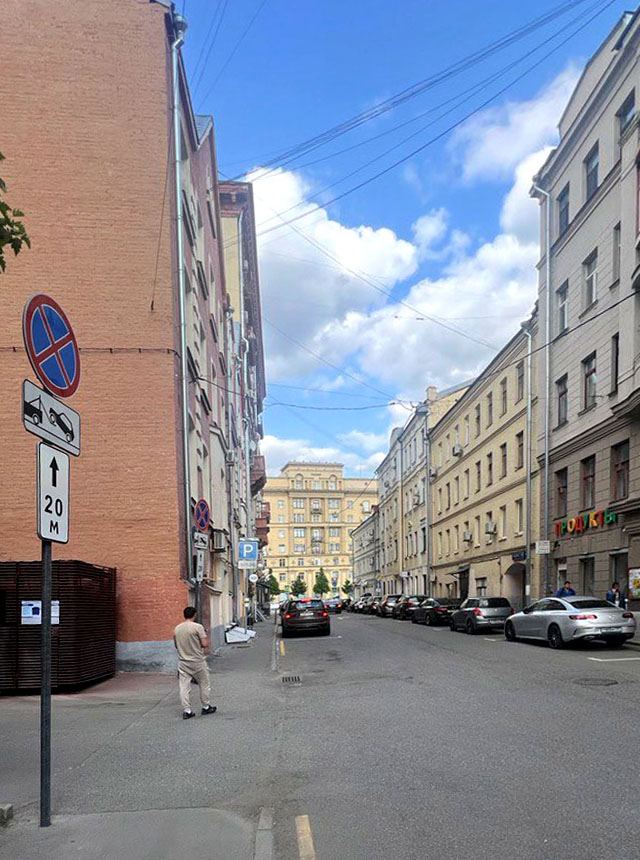 Войдите в арку в доме