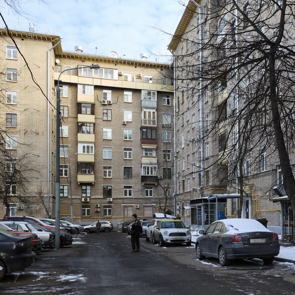 За домом № 11 поверните направо, вход со стороны двора