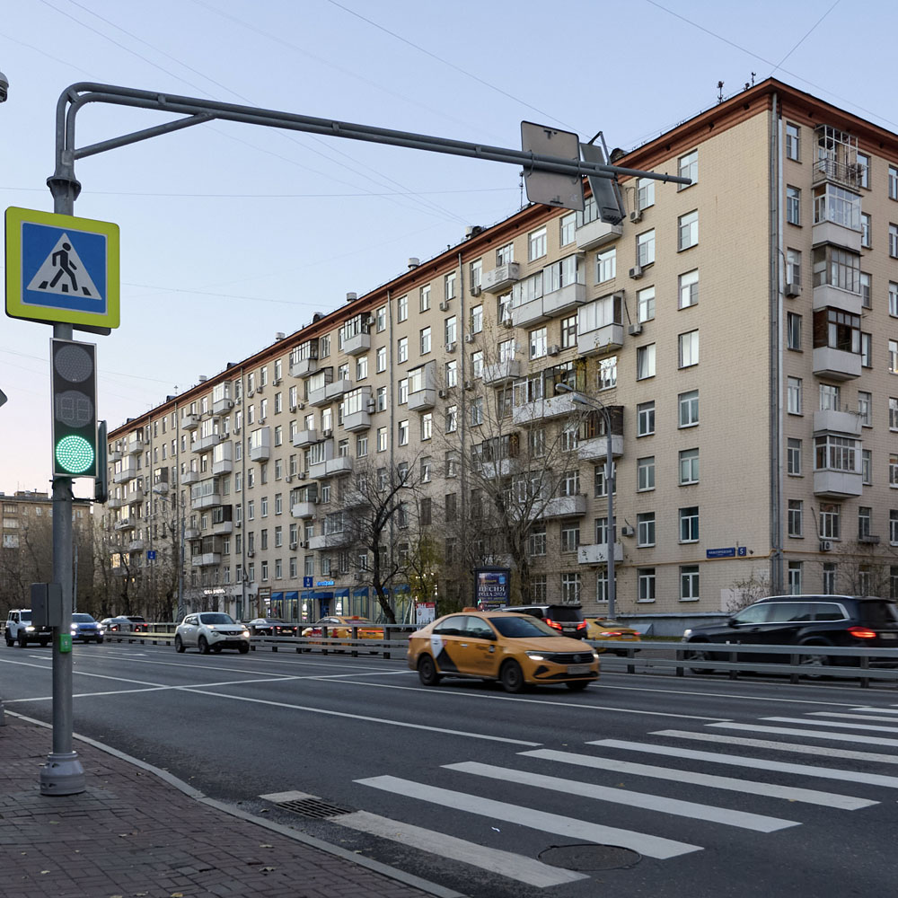 Двигаться по улице Нижегородской в сторону центра. После дома №7 поверните направо.